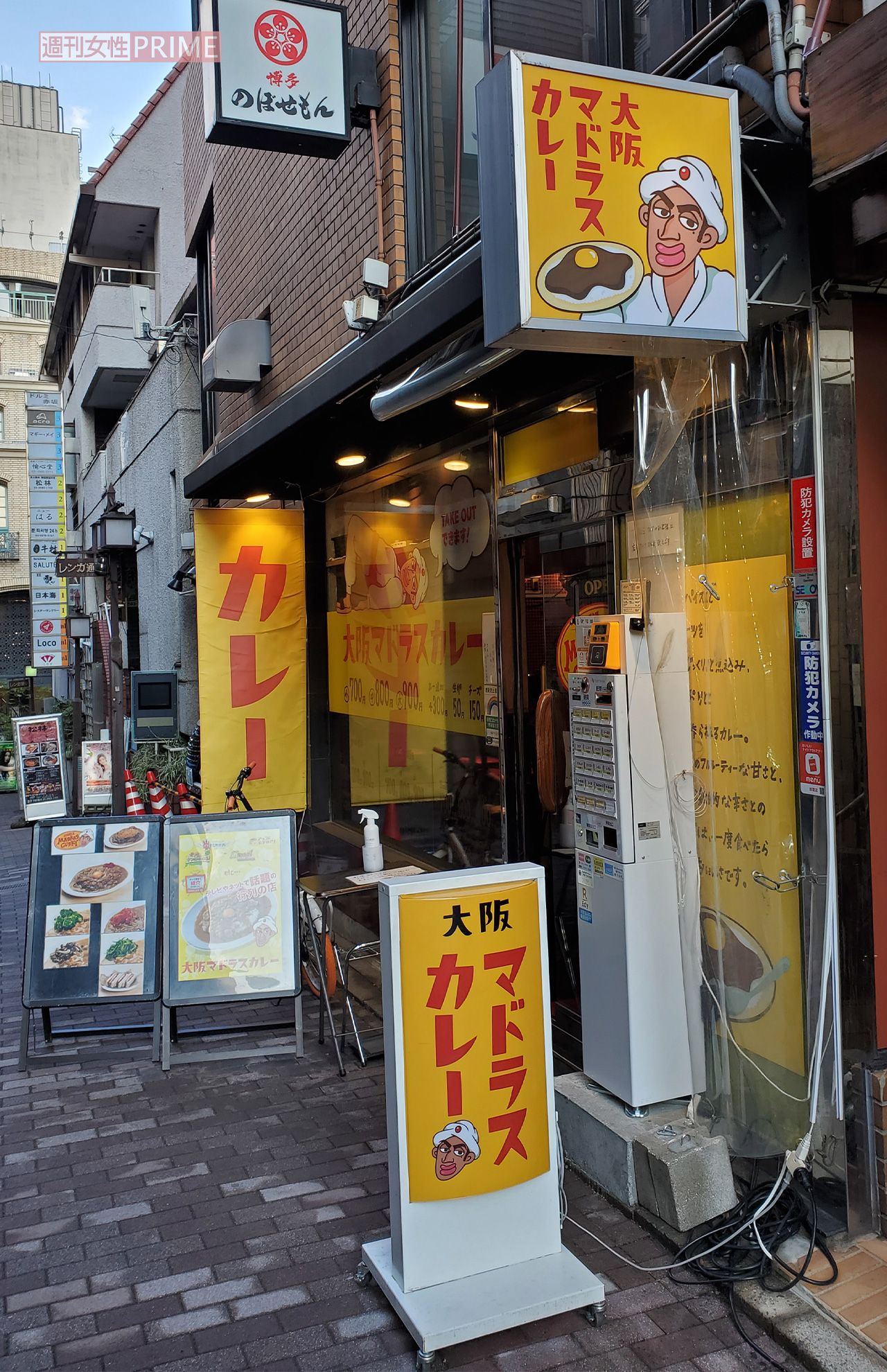 北村の店は、赤坂の路地にある9席だけの小さな店。メニューはサイズとトッピングが選べるだけでカレーのみ