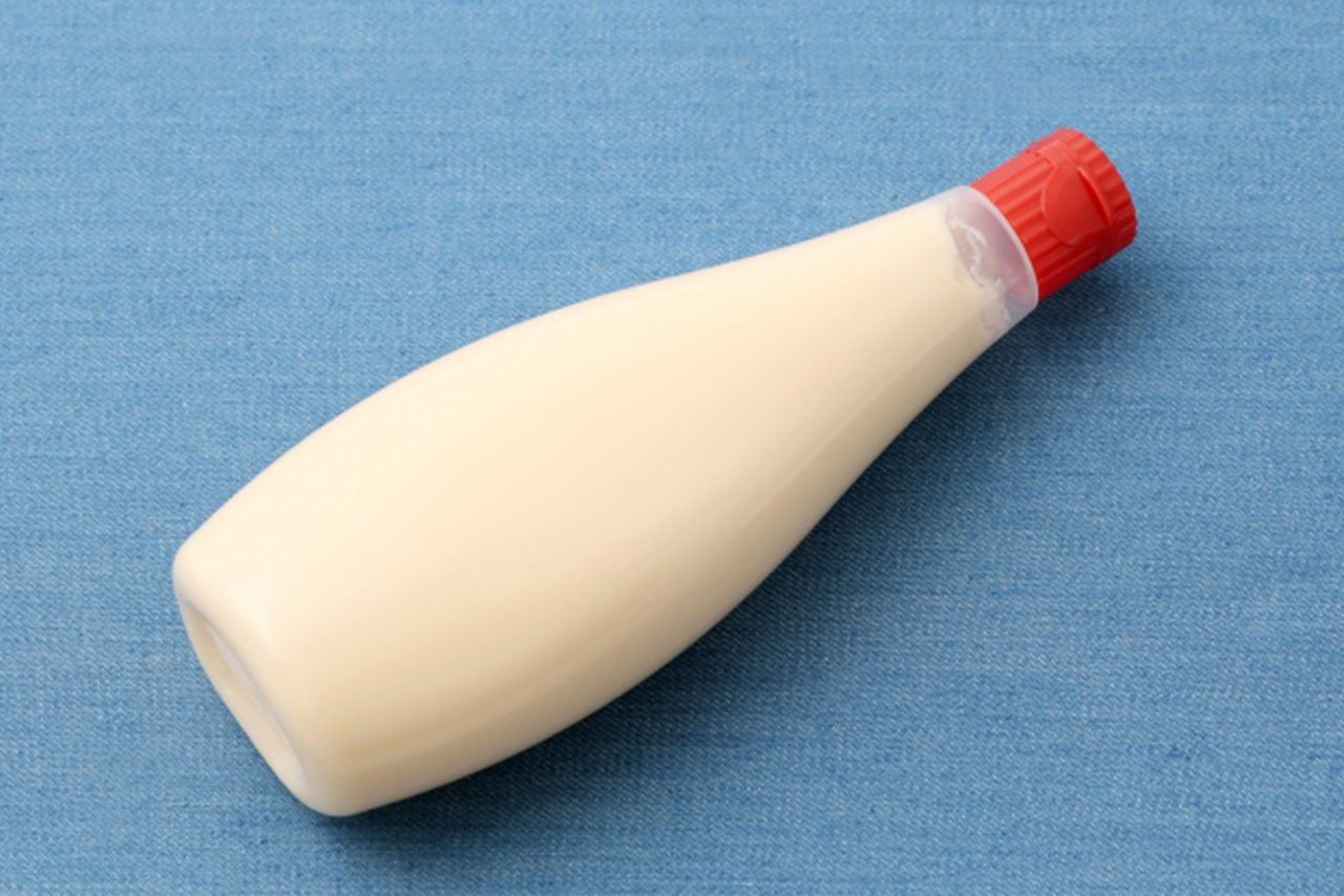 マヨネーズはケチャップと違い下向きにして保存。マヨネーズは空気に触れると酸化しやすいため、先端を下にして保存すると劣化を防げる。また、残りのマヨネーズが出やすくなる　※写真はイメージです