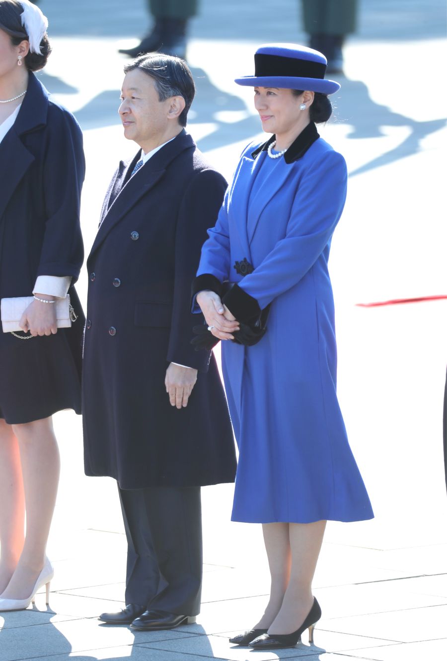 青のお召し物に黒のアクセントを聞かせた雅子さまのファッション。パールのネックレスも欠かさずお召しになっている（2017年11月）