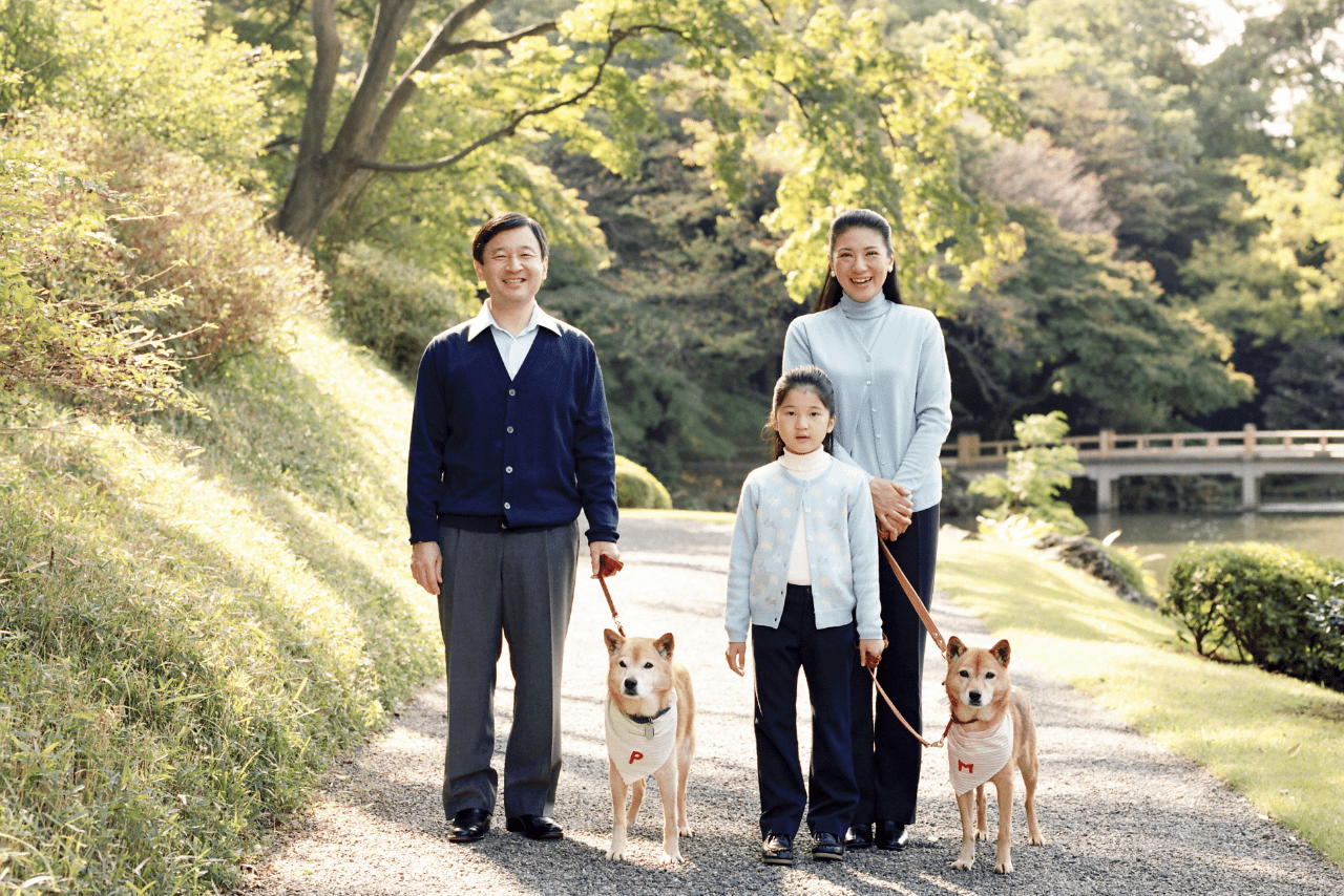 45歳：2008年「久しぶりの行事への出席が励みに」愛犬のピッピとまりも一緒に写った45歳のお誕生日のお写真。ブルーで合わせた、皇太子さま（当時）と、愛子さまとのリンクコーデが爽やかな印象（写真提供／宮内庁）