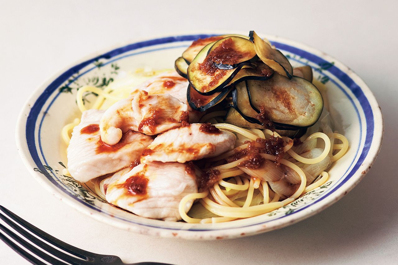 ゆで鶏となすのピリ辛パスタ　写真／鈴木泰介