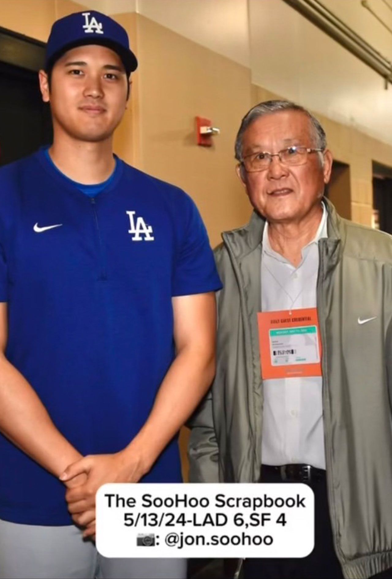 大谷翔平と日本人初メジャーリーガーの村上雅則さん（ドジャース専属カメラマンのインスタグラムより）