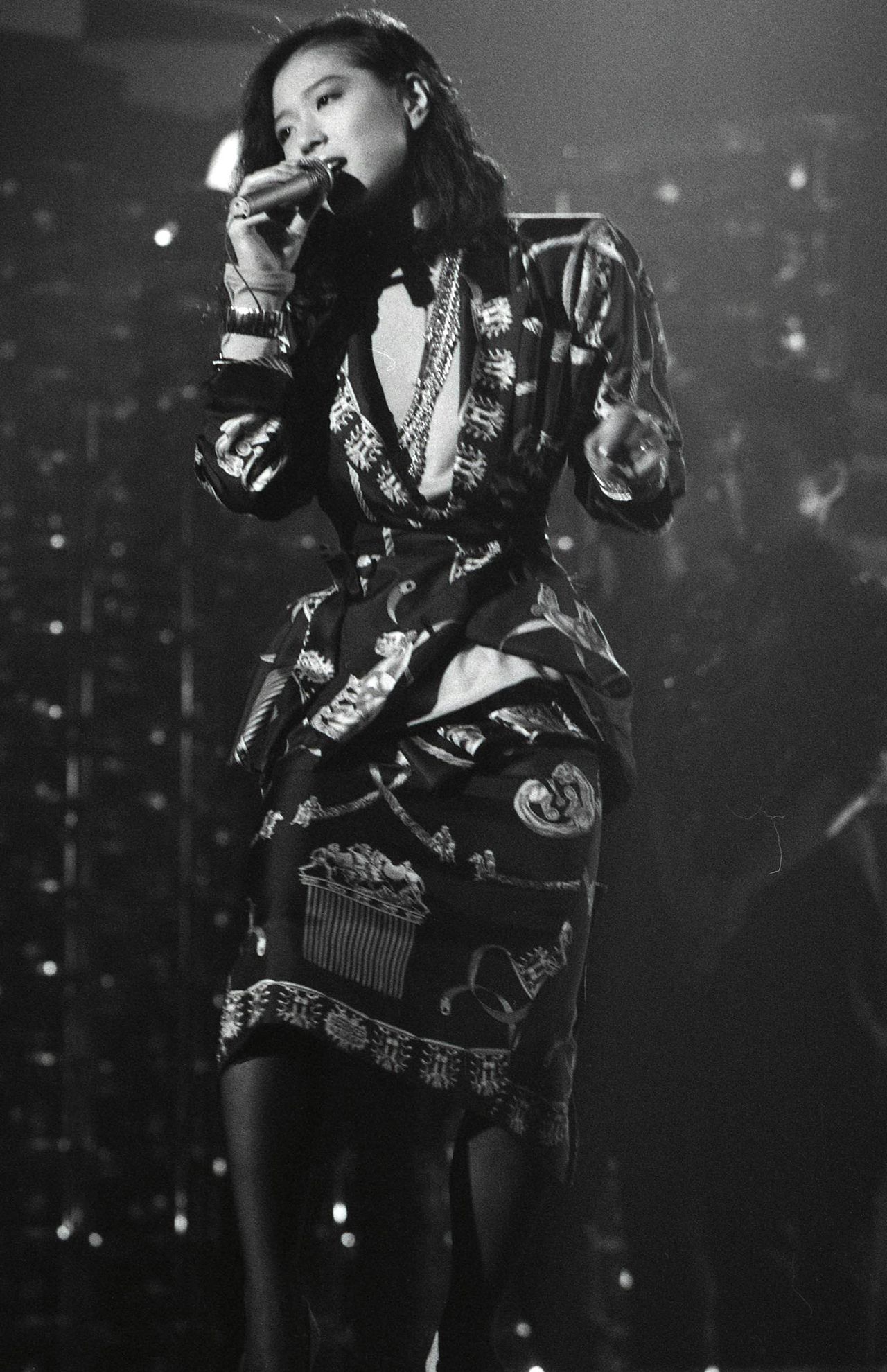 エルメスのスカーフをあしらったボディコン風の衣装をまとって『BLONDE』を妖艶に歌い上げる中森明菜