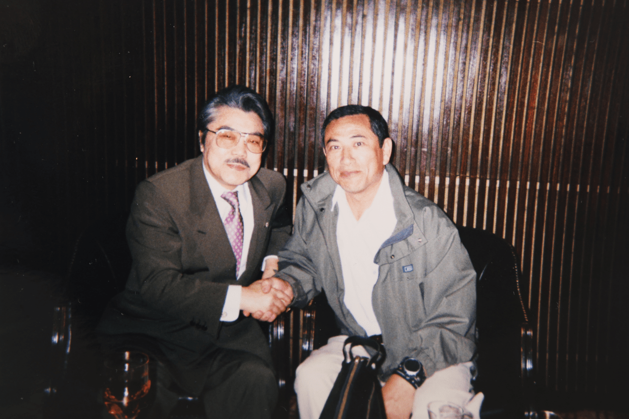 90年代、40代前半の啓介さん。親交のある作曲家の遠藤実氏（左）と