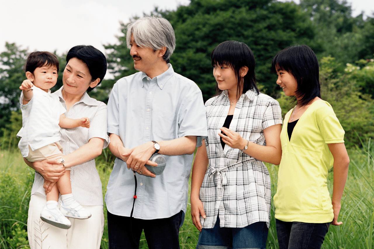 那須御用邸で静養中、秋篠宮さまが捕まえたトンボを手にする悠仁さま（2008年8月）