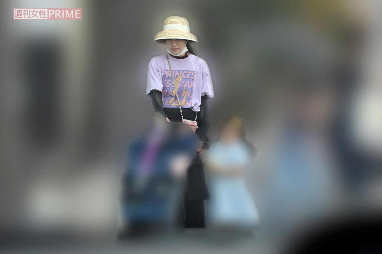 熊田曜子。周囲の話によれば、騒動で仕事が激減したためなのか、よく近所の公園にいるとのこと