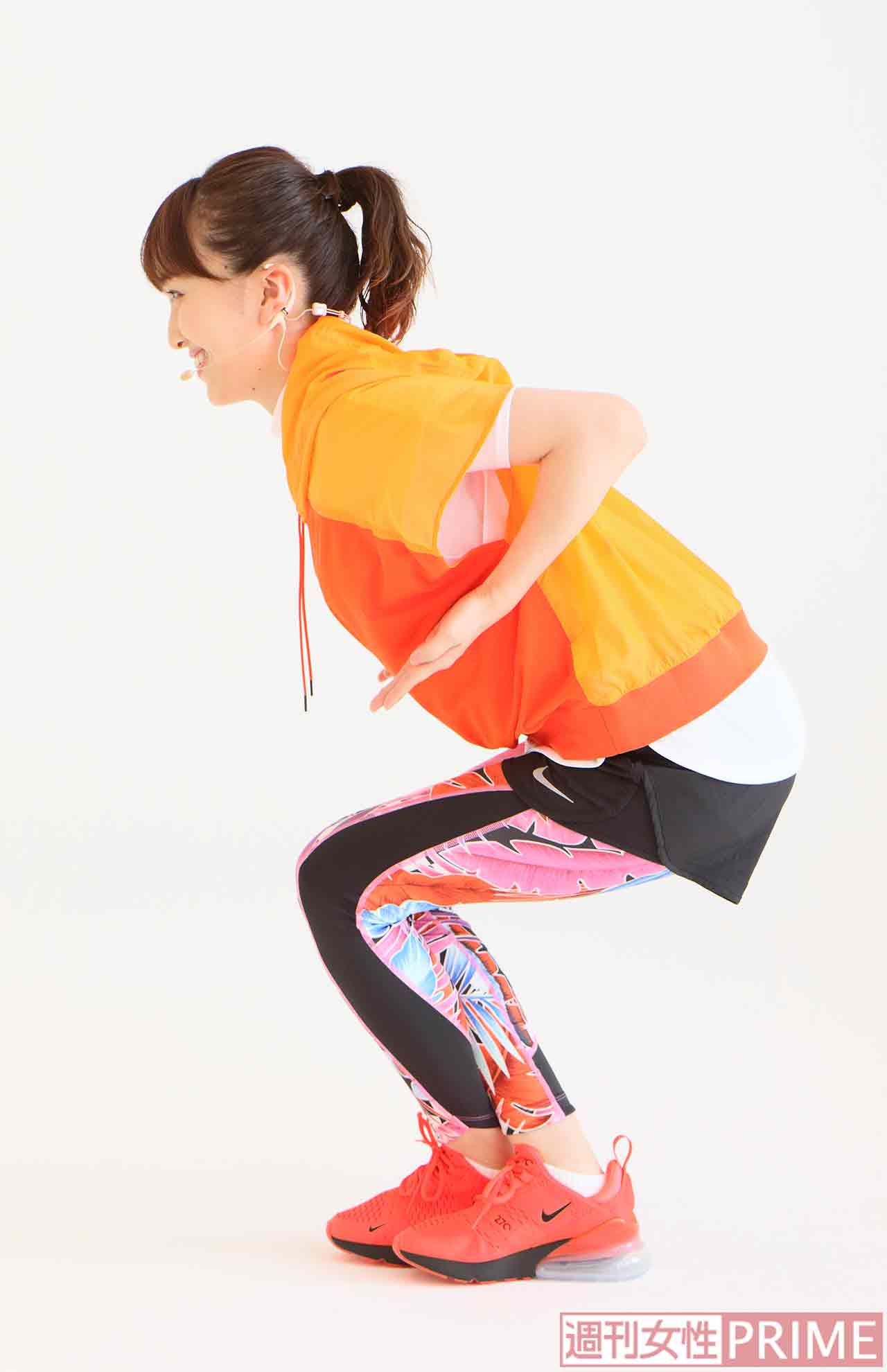 お腹は引っ込めたまま（ドローイン）、息を吸いながらゆっくり【基本姿勢】に戻る。