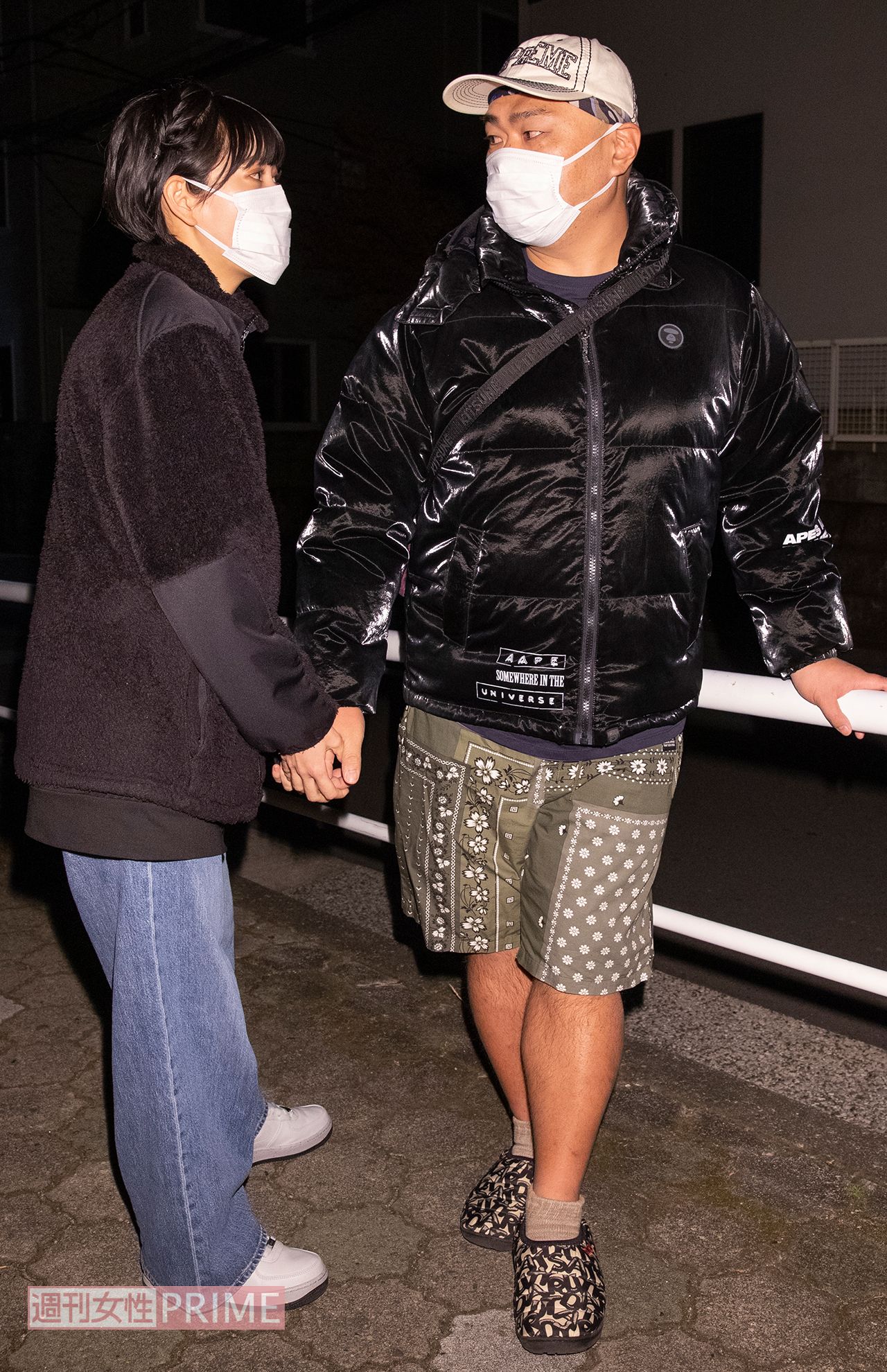 クロちゃんと恋人のリチを直撃。ふたりの手はしっかりと繋がれていて