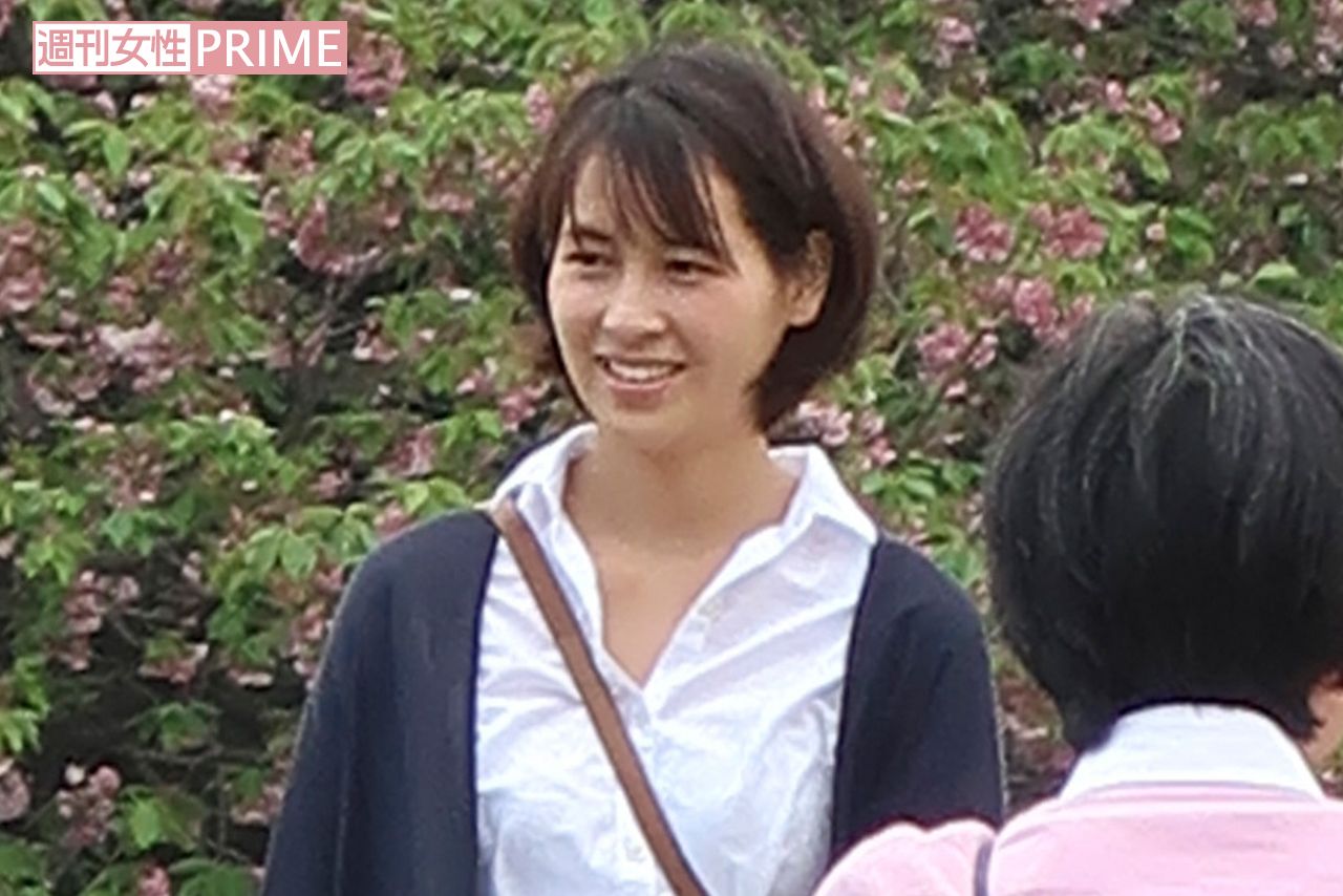 レクリエーションで輪になるが、青木の服の中に隠れて甘える息子