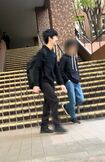 筑波大学にカジュアルなスタイルで通われる悠仁さま(読者提供)