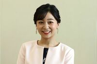 佳子さま、装いに込めた“英国への想い” キャサリン妃も愛好する王道ブランドと桜色ジャケットで春満開