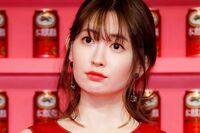 小嶋陽菜、写真集オフショット解禁に「憎らしいくらいエロい」抱き枕、撮影会の精力的販促で“発売前重版”