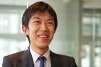 鉄道系YouTuber「スーツ」運転免許を即日返納で炎上！ 年収5,000万円公言、アンチも“養分”にして突き進む…