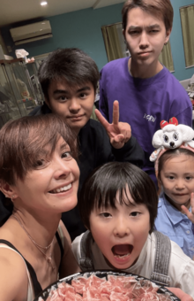 4人の子どもたちと。ペットの犬や猫もいて、いつもにぎやかな家庭だ