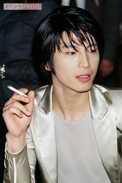 『WITHLOVE』の記者会見でたばこを燻らせる及川光博（’98年）