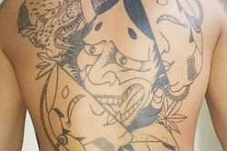 植松容疑者の背中には般若とおかめの入れ墨が（容疑者のtwitterより）