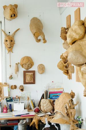 作業場にはたくさんの作品が。左上のカピバラの顔と中央のお尻は、離して展示することで、「探し物しているんです」「見つからないんです」といったストーリーを表している　撮影／山田智絵