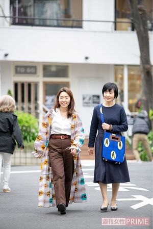 ワンピースと羽織の2WAYで楽しめる服や、シンプルな洋服にも映えるバッグは人気商品　撮影／伊藤和幸