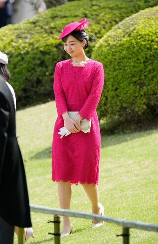 園遊会での佳子さまの装いは鮮やかなピンクが目をひく総レースのワンピース。リメイクされた愛用品