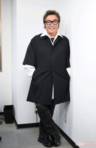 「普段は黒い服が多い」という服好きなコロッケ。ファンの間で「クロムハーツ」がお気に入りなのは有名