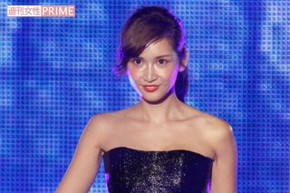 ファッションショーに出演する紗栄子