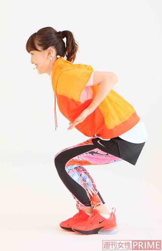 お腹は引っ込めたまま（ドローイン）、息を吸いながらゆっくり【基本姿勢】に戻る。