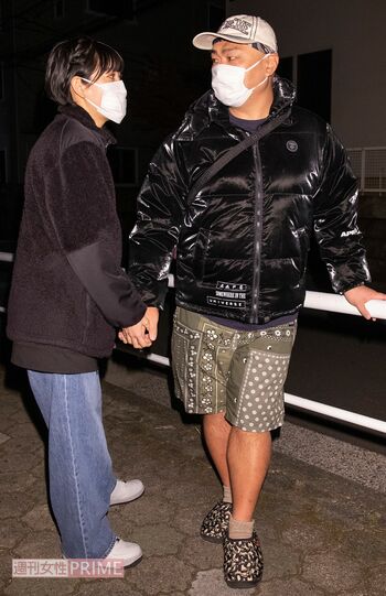 クロちゃんと恋人のリチを直撃。ふたりの手はしっかりと繋がれていて