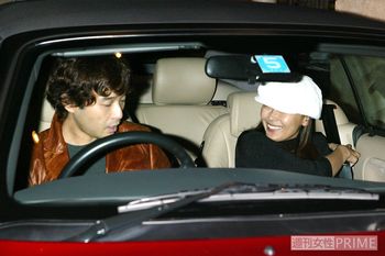 車内で見つめあって会話する中山美穂と辻仁成、ミポリンにっこり