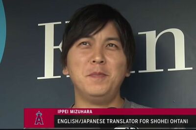 現地メディアにインタビューを受ける水原一平通訳（『BallySportsWest』公式ユーチューブチャンネルより）