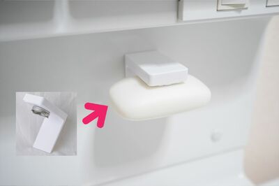 ピタッとせっけんホルダー「石けんに金属を埋め込むことで、ホルダーのマグネットにピタッ。設置面がなくなったことでヌメリが気にならなくなりました」110円／セリア　写真／フジモリタイシ、ヒラヤマタイジロー（『スキマをうめる収納ルール』より）