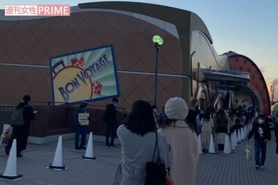 12月1日の『ボン・ヴォヤージュ』には早朝から長蛇の列が。ソーシャルディスタンスを取りながら並ぶ客も、店内に入った途端にもみくちゃに