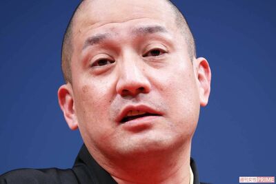 春風亭一之輔「CAさんが俺の荷物のせいでギックリ腰」珍事件投稿が大炎上、航空会社が答えた“適切な対応”