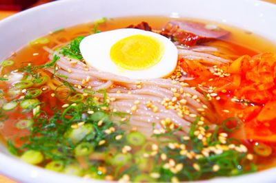 ご当地グルメ【麺】東アジアに生きた男たちのドラマが凝縮・温泉街の冷麺