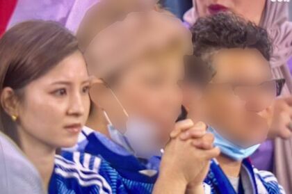 堂安律の両親と現地・カタールで観戦しているところをカメラに捉えられた結婚相手とされる明松美玖（『AMEBA』より）