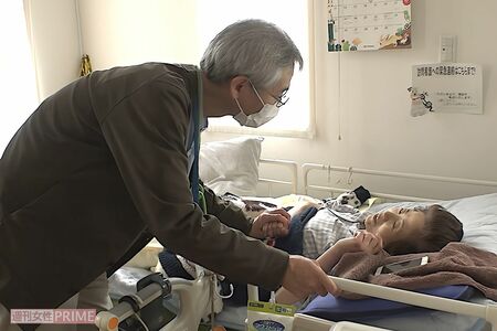  自宅で過ごす伊鈴さんのもとに診察に来た瀬角先生。帰り際には伊鈴さんの手をやさしく握り、伊鈴さんも笑顔で応える　写真／『家族のレシピ』（幻冬舎）より