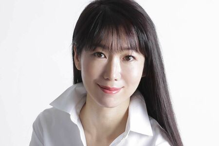 齊藤あきさん　パーソナルビューティープロデューサー・毛髪診断士。美肌・美髪サロン「ティナロッサ」、（一社）日本美髪協会代表。東洋と西洋を融合した豊富な知識と審美眼を持ち、どんな肌や髪でもキレイになれる「美肌・美髪のスペシャリスト」として活動。5万人以上のあらゆる肌や髪と向き合い、現在は雑誌やテレビ、セミナー講師など、さまざまなメディアで活躍中。