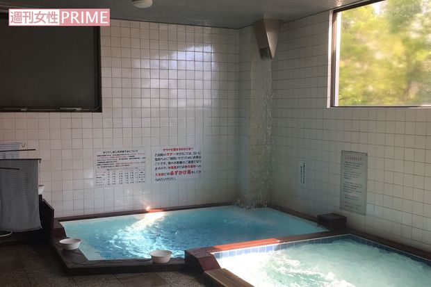 水風呂の様子（奥の浴槽）。水風呂に入る前は「必ずかけ湯」をするように！