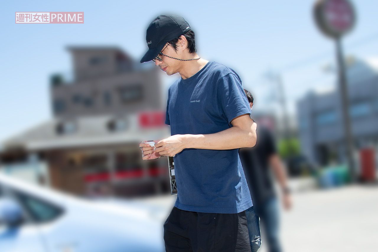 直撃取材を受ける東出昌大（2020年）