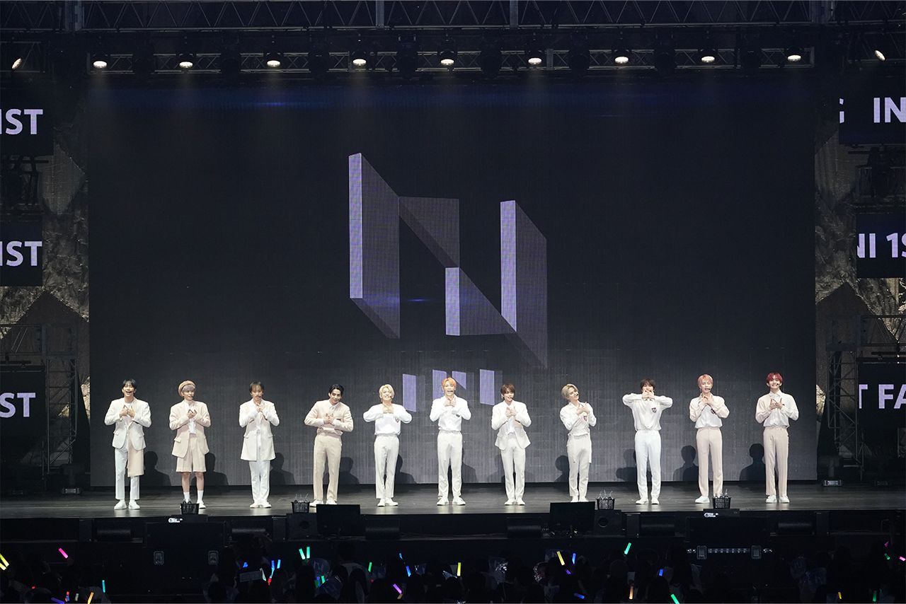 左から池崎理人、後藤威尊、許豊凡（シュウ・フェンファン）、西洸人、高塚大夢、木村柾哉、藤牧京介、松田迅、尾崎匠海、佐野雄大、田島将吾 （C）LAPONE ENTERTAINMENT