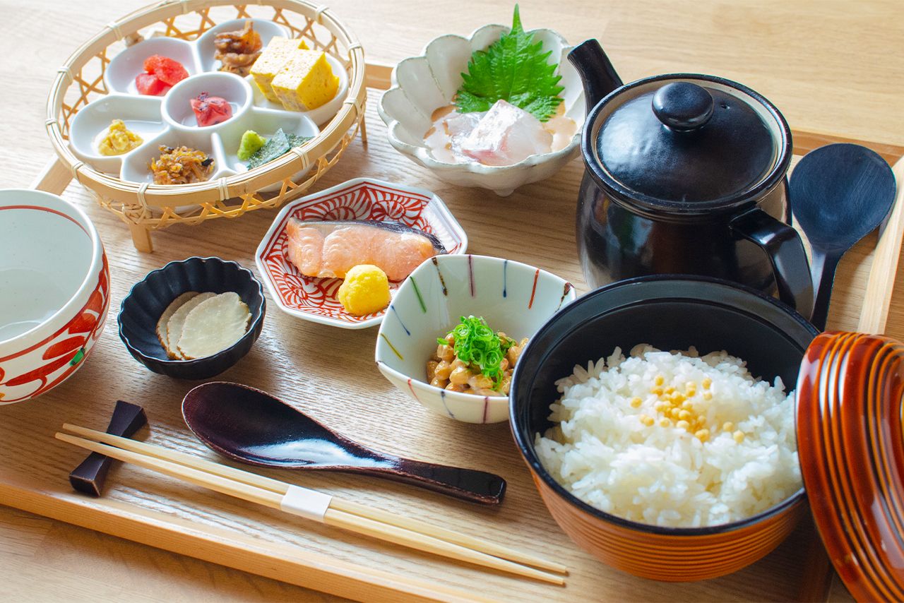 朝食は、本草湯の施設内にある日本料理店「笠庵賛否両論」の和朝食（写真）ほか、8つのレストランから選べる