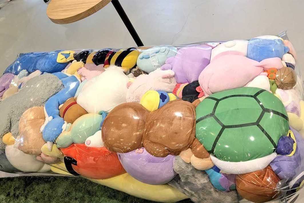 賛否が分かれ、騒動後に撤去された大阪・関西万博の“ぬいぐるみベンチ”（Xより）