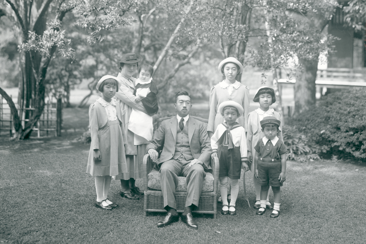1939（昭和14）年に撮影された、昭和天皇ご一家。前列左から鷹司和子さん、昭和天皇、上皇さま、常陸宮さま。後列左から香淳皇后、島津貴子さん、東久邇成子さん、池田厚子さん