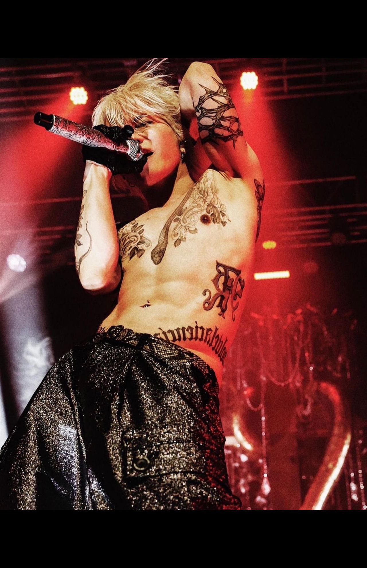 胸部の蛇や腕のイバラなど、体中に広がるHYDEのタトゥー（HYDEインスタグラムより）