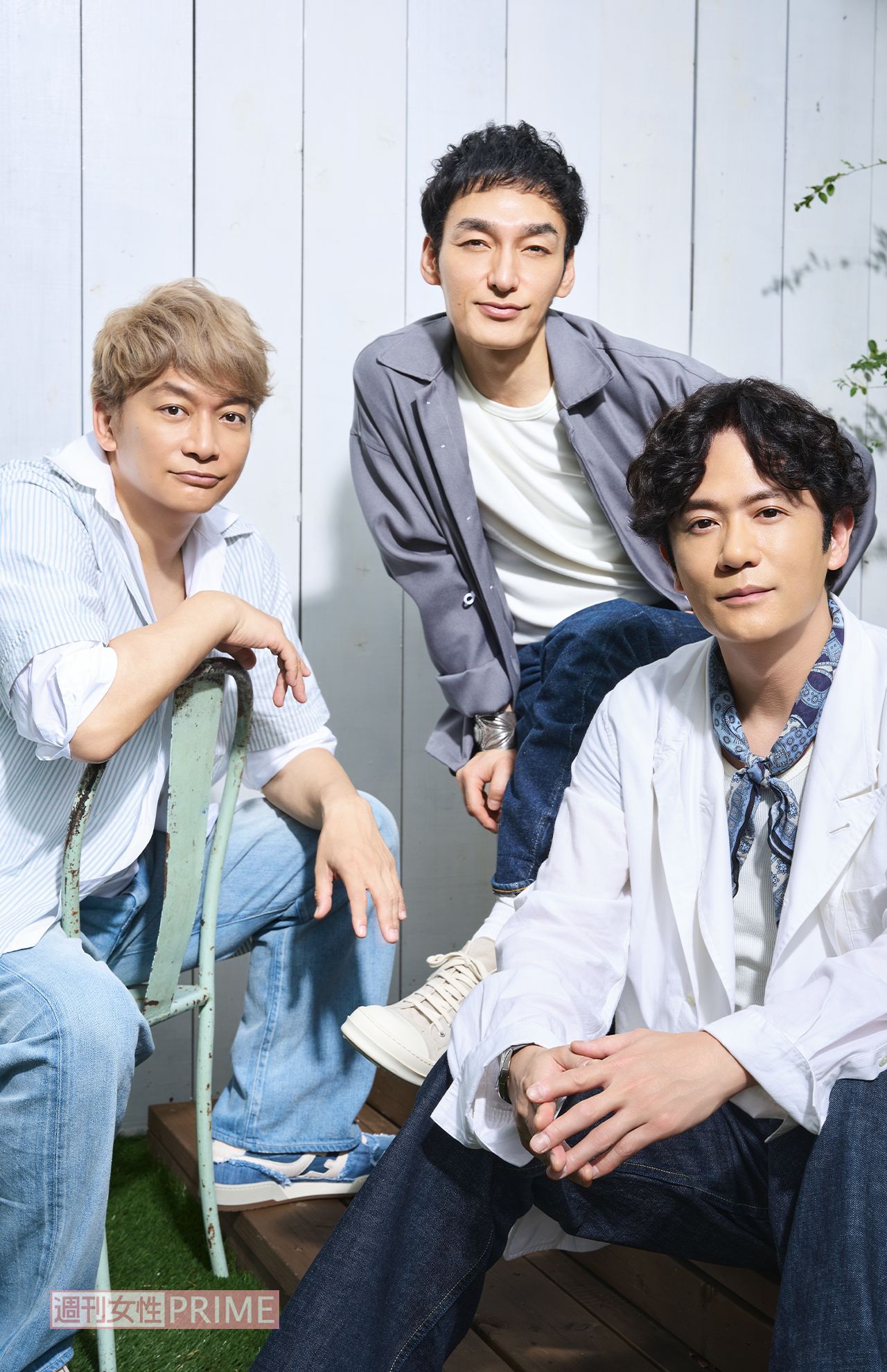 写真左から香取慎吾、草なぎ剛、稲垣吾郎　撮影／廣瀬靖士　ヘアメイク／金田順子（稲垣）、荒川英亮（草なぎ）、石崎達也（香取）　スタイリスト／黒澤彰乃　衣装協力／レアセル/（株）タートル