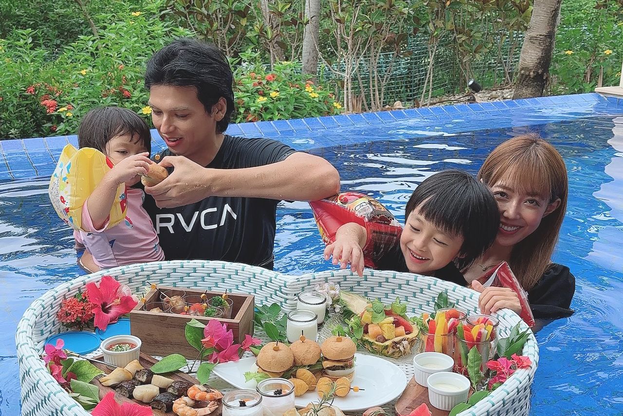 プールでの豪華な朝食に子どもたちはびっくりしつつも喜んでいたとか