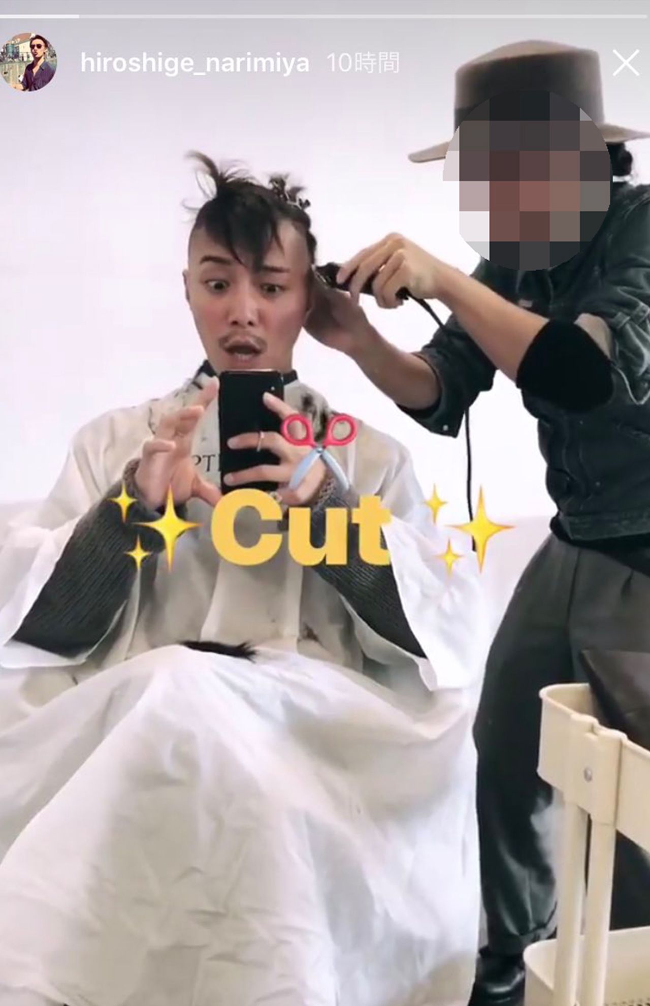 インスタに投稿された髪を切る様子