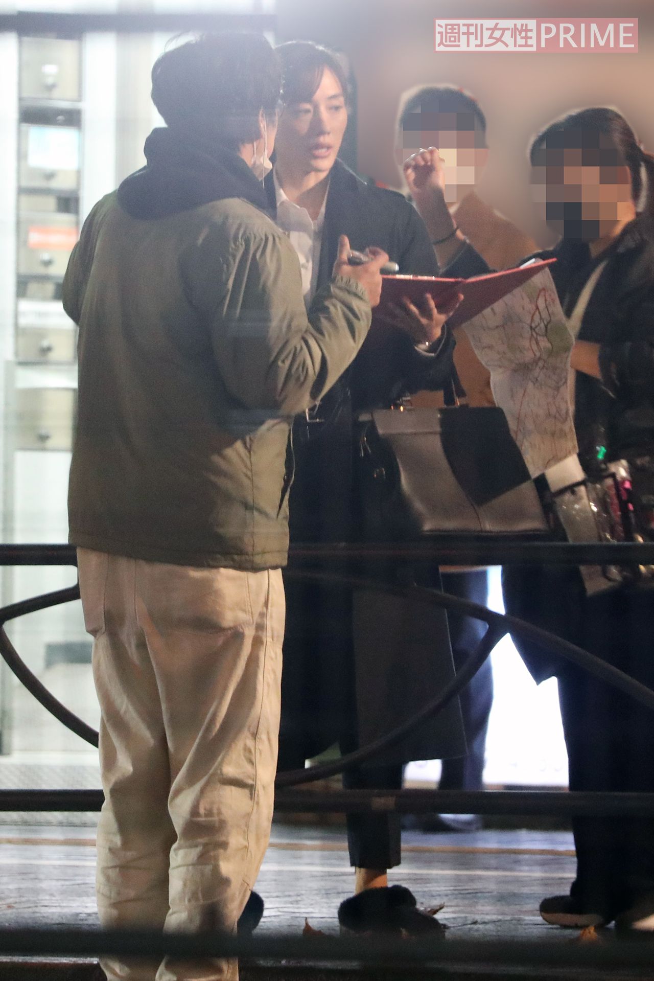 スタッフと打ち合わせする綾瀬はるか