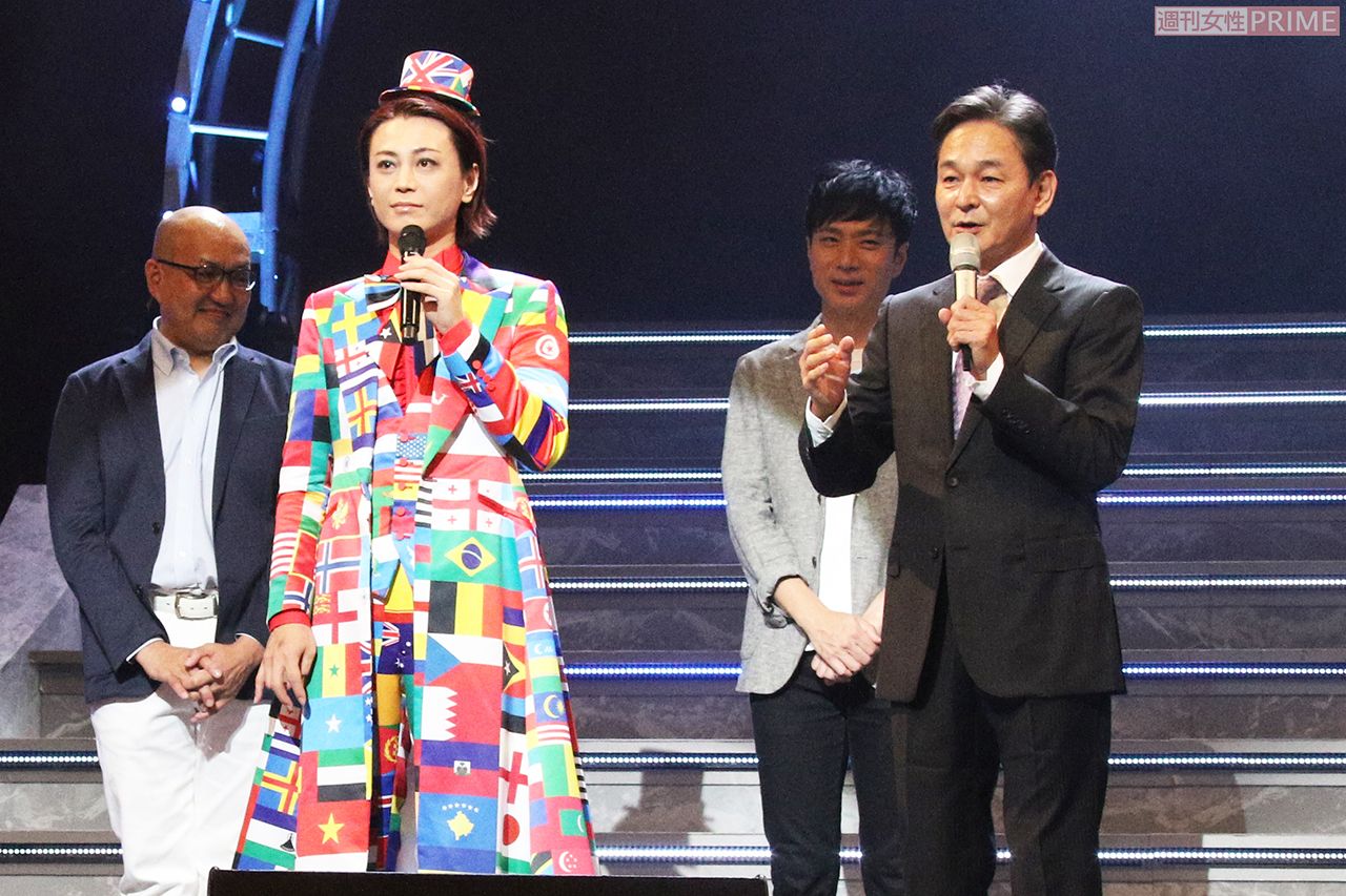 千秋楽のフィナーレ。マイクを手に挨拶