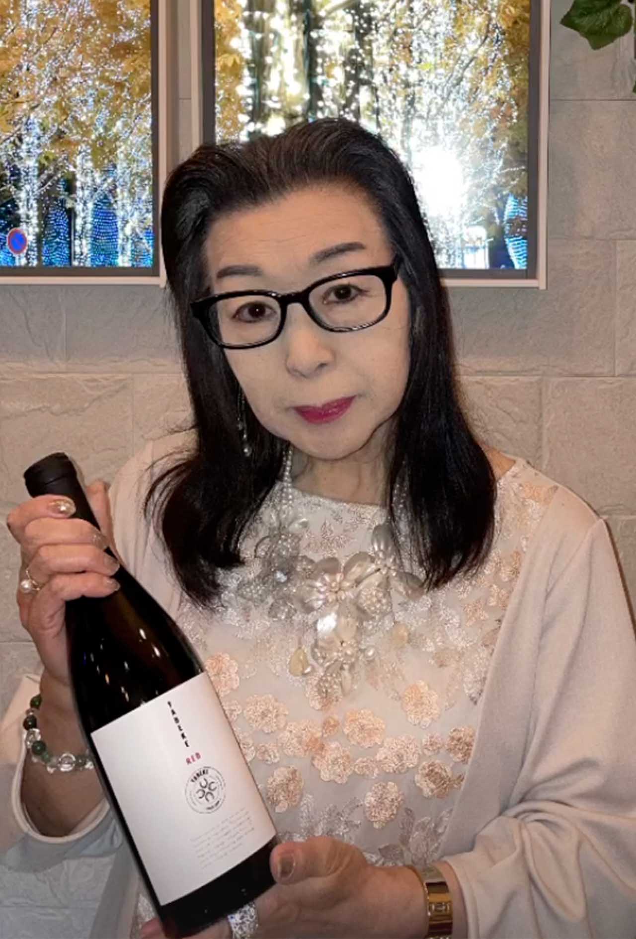 元気な様子で、お店に立つときは、まったく認知症とは思えない母・文子さん