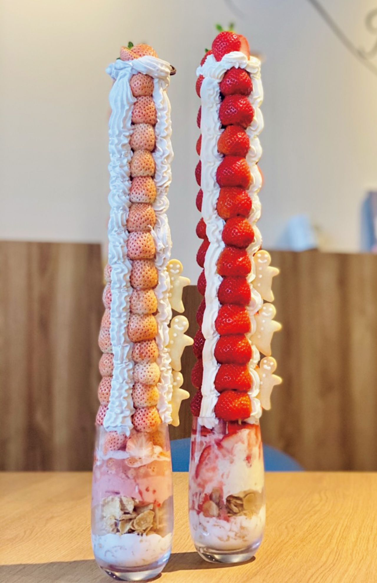 写真に収めたくなる圧巻サイズ。大粒いちごを思う存分味わえる名物パフェ。サイズは3種類から選べ、「お山」「マウント富士」、最大の「エベレスト」がラインアップ。（右）エベレスト6000円（左）白エベレスト12000円